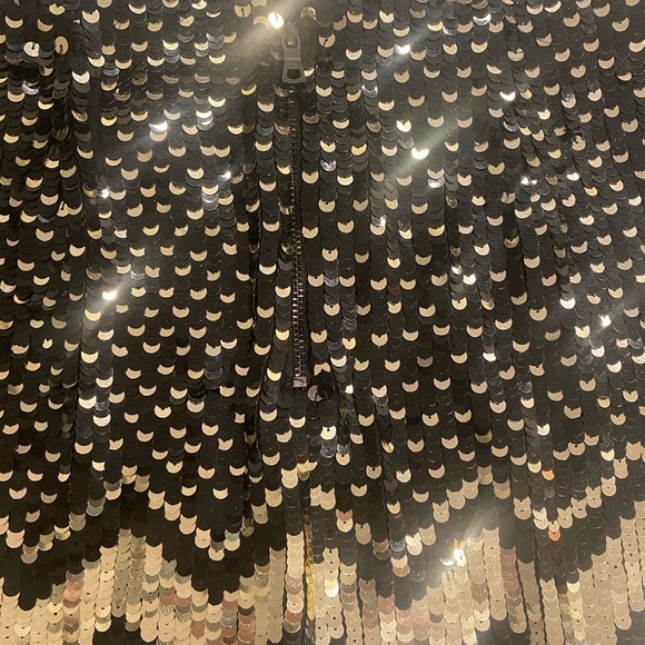 Alice + Olivia black and gold chevron mini skirt. Size 2 - Picture 5 of 5